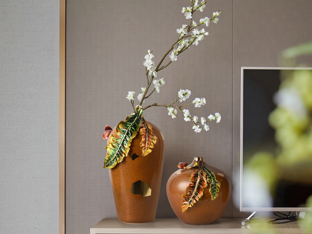 Emaillefarbene kleine Vase im neuen chinesischen Stil